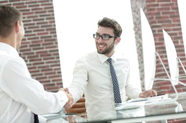 karşılıklı bir işadamı ve muhasebeci ofis
