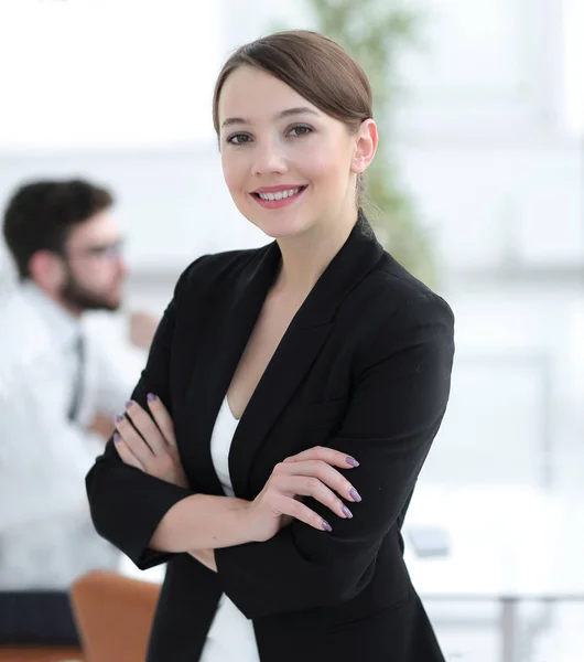Успешная деловая женщина на фоне офиса — стоковое фото