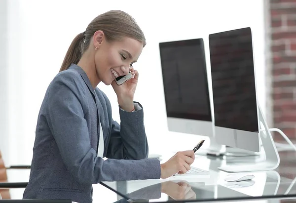 Geschäftsfrau spricht auf dem Smartphone — Stockfoto