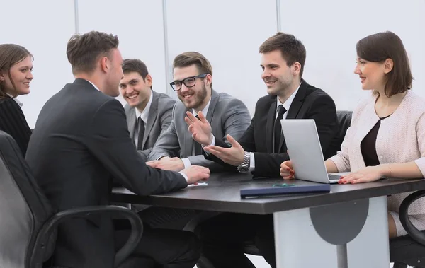 Zakenman uitvoeren van een workshop met business team — Stockfoto