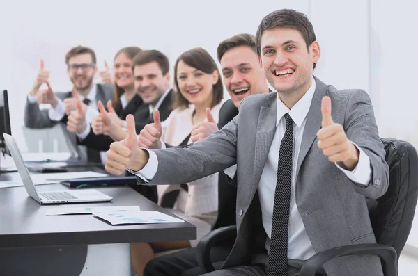 Успешная бизнес-команда показывает большие пальцы вверх — стоковое фото