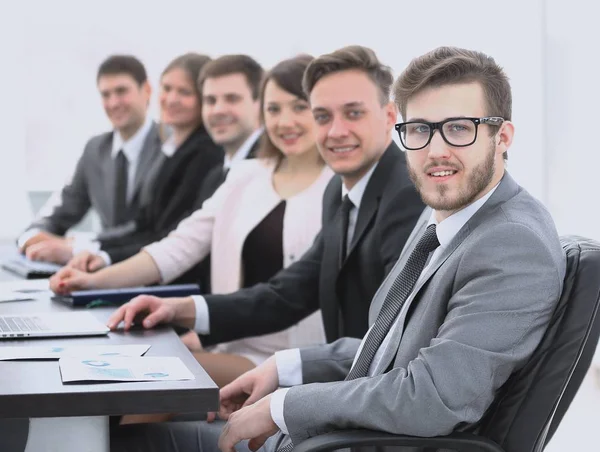 Бизнесмен и бизнес-команда на рабочем месте — стоковое фото