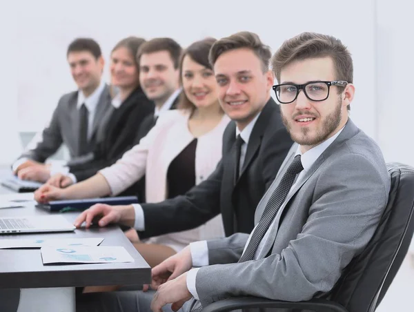 Empresário e equipe de negócios no local de trabalho — Fotografia de Stock