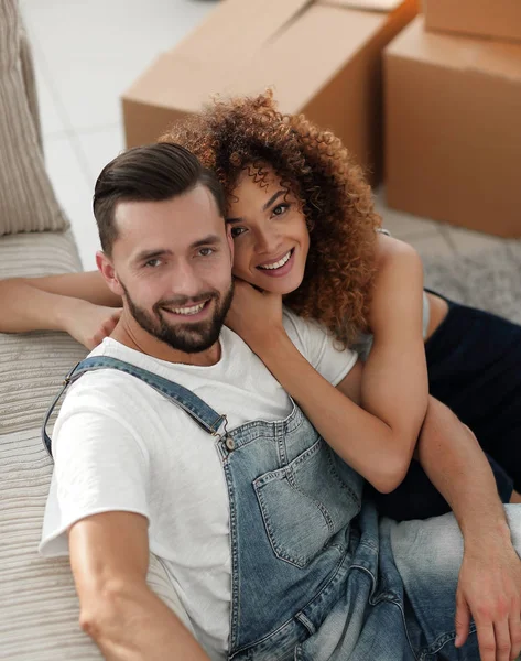 Glada unga par i en ny lägenhet. — Stockfoto
