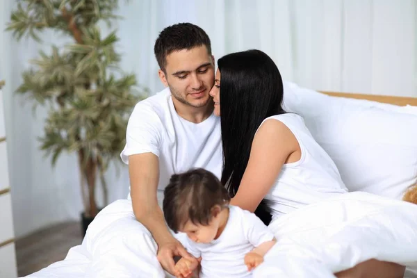 Uma jovem família feliz de três pessoas — Fotografia de Stock