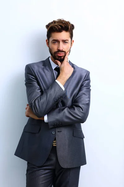 Jovem empresário posando com braços cruzados . — Fotografia de Stock