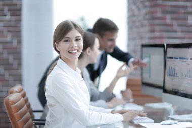 Genç profesyonel ve finansal veri tartışırken iş takım.