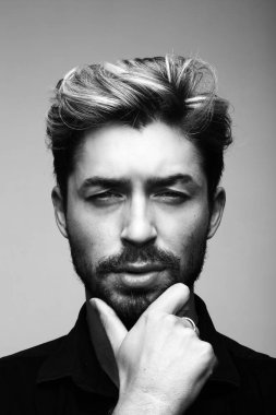 Dalgın bir adam portresi siyah ve beyaz