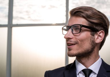 genç işadamı, güvenle dört gözle