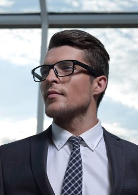 yakışıklı işadamı ararken