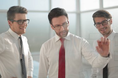 Yeni veri tartışırken iş arkadaşları.