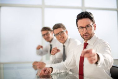 Sana ofiste Resepsiyon oturan iş adamları sırıtmak.