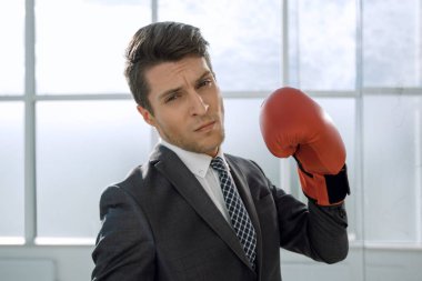 kendine güvenen genç iş adamı boks eldivenleri