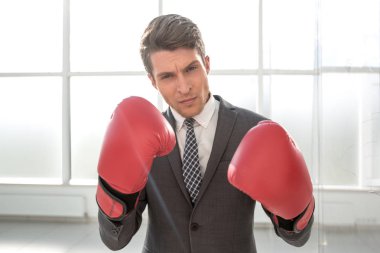 Boks eldivenleri maksatlı genç işadamı.