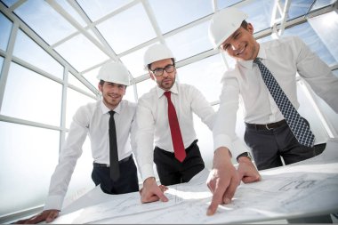 çizimler tartışırken Mimarlar grubu