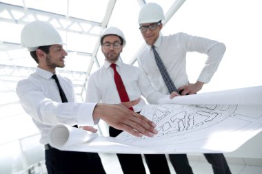 mimarlar yeni proje taslaklarını tartışıyor