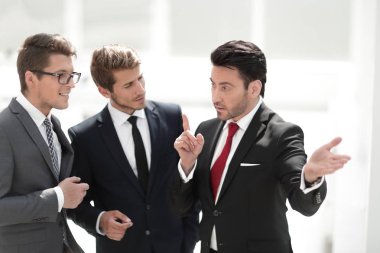 iş ortakları için konuşan işadamı