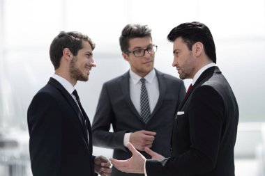 Üç ciddi işadamları sorunları tartışıyor