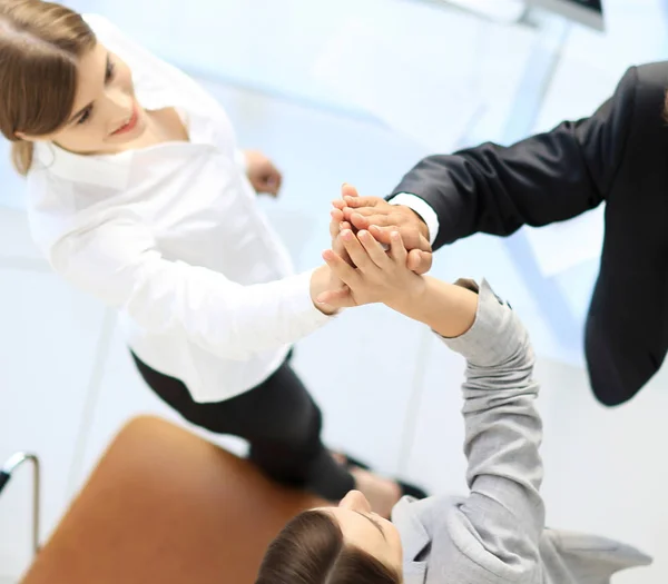 Vista dal top.members del gruppo di affari che si dà un cinque alto sopra la scrivania . — Foto Stock