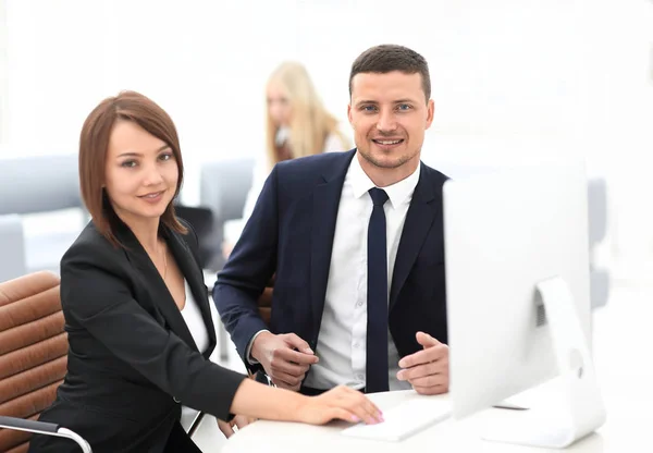 Empleados experimentados de la empresa durante las horas de trabajo —  Fotos de Stock