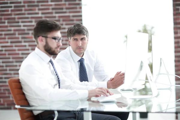 Los empresarios serios están reflexionando sobre cuestiones de negocios — Foto de Stock