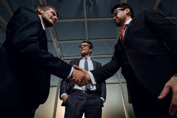 Welcome and handshake of business people — Stock Photo, Image