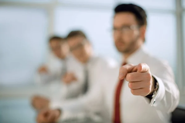 Pessoas de negócios aparecem em você sentado no escritório Desk . — Fotografia de Stock