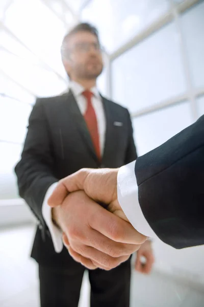 Business background.selbstbewusster Händedruck der Geschäftsleute — Stockfoto