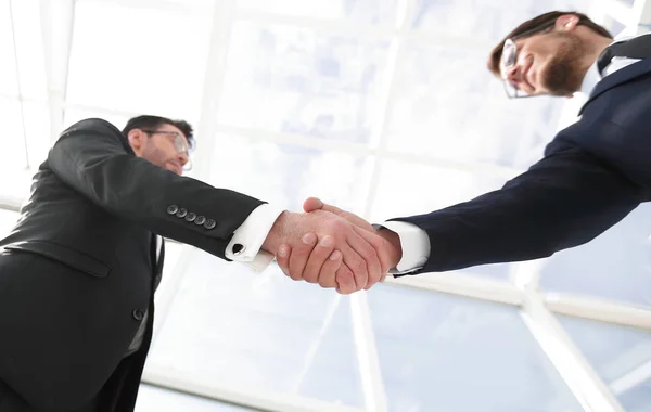Business background.confident handslag av affärsmän — Stockfoto