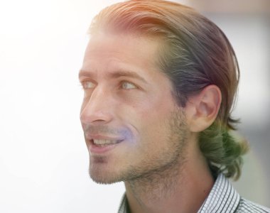 kopya alanı arayan genç iş adamı