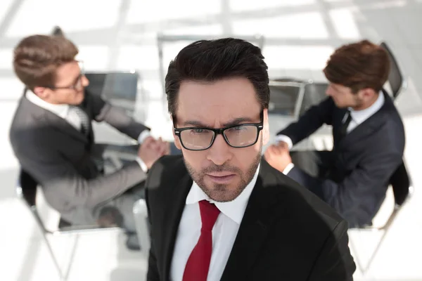 Selbstbewusster Geschäftsmann im Hintergrund des Büros — Stockfoto