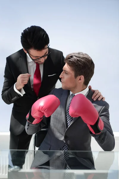 Collega's zich voorbereiden om hun bedrijf te beschermen — Stockfoto