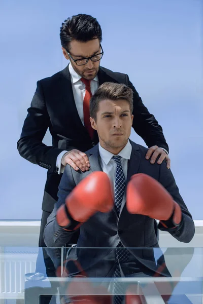 Dos hombres de negocios se preparan para la batalla — Foto de Stock