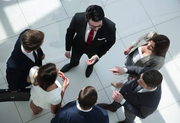 Ansicht von oben. Mitarbeiter stehen in einem modernen Büro — Stockfoto