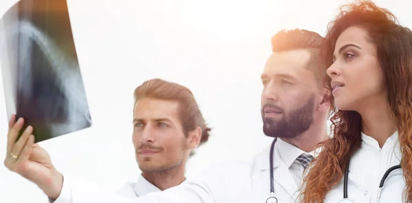 Портрет молодих лікарів-чоловіків, які дивляться на рентгенівський знімок — стокове фото
