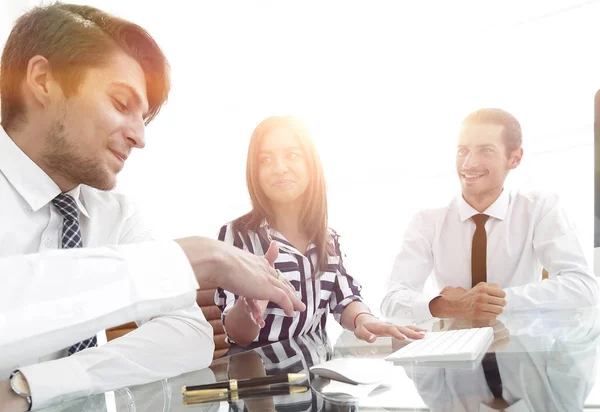 Primer plano. equipo de negocios realiza un taller —  Fotos de Stock