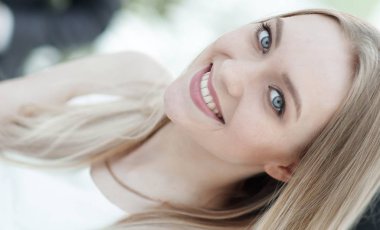 arka planda meslektaşlarının ofiste genç bir kadının yakın çekim.