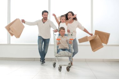 Alışveriş sepeti ile gülümseyen aile