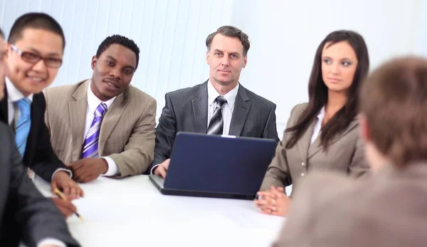 Affärsmannen och business team sitter vid skrivbord — Stockfoto