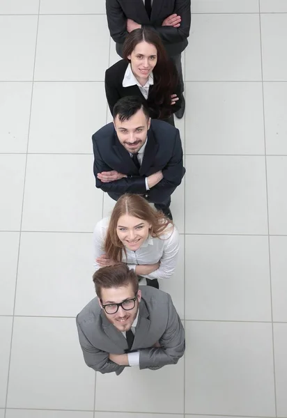 Επιχειρηματική ομάδα στέκεται σε μια στήλη σε λευκό φόντο — Φωτογραφία Αρχείου