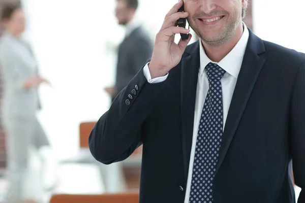 Hombre de negocios serio hablando por teléfono . — Foto de Stock