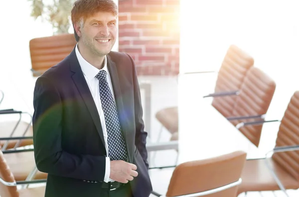 Geschäftsmann steht in einem leeren Besprechungsraum — Stockfoto