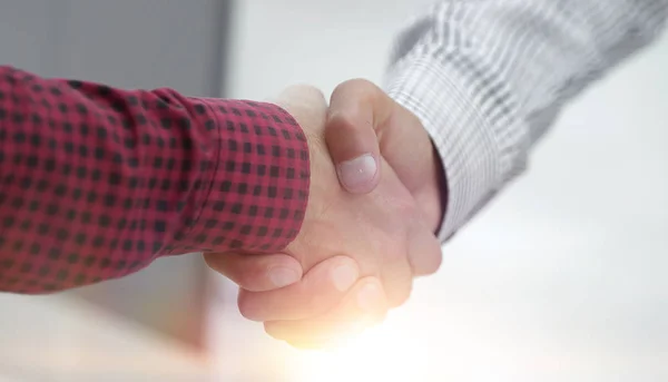 Närbild av en business hand skaka mellan två kollegor — Stockfoto