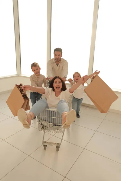 Веселая семья ходит по магазинам в гипермаркете — стоковое фото