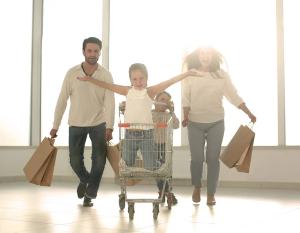 대형 슈퍼마켓에 서 있는 아이 들과 부모 — 스톡 사진