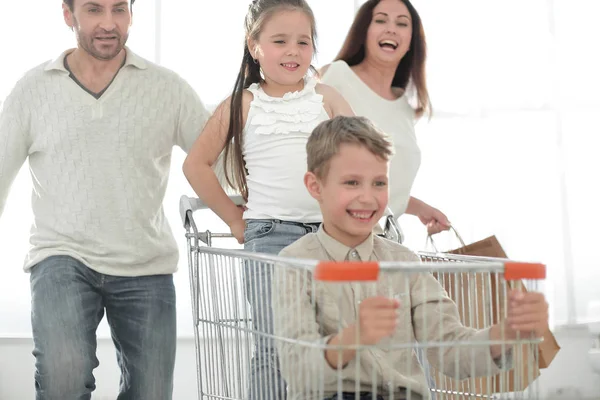 Familia feliz con carro y niños — Foto de Stock