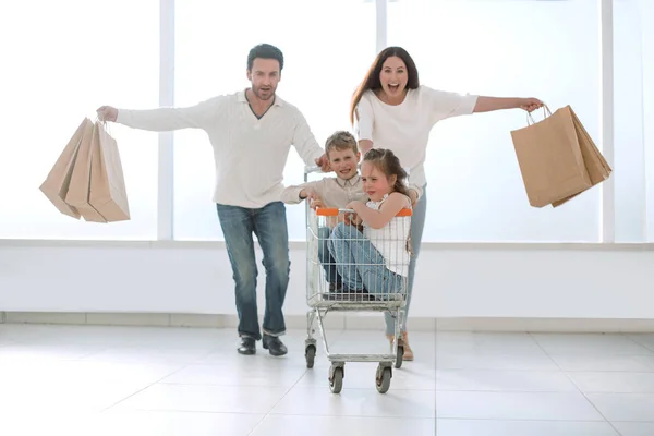 Šťastní rodiče s dětmi jít nakupovat — Stock fotografie