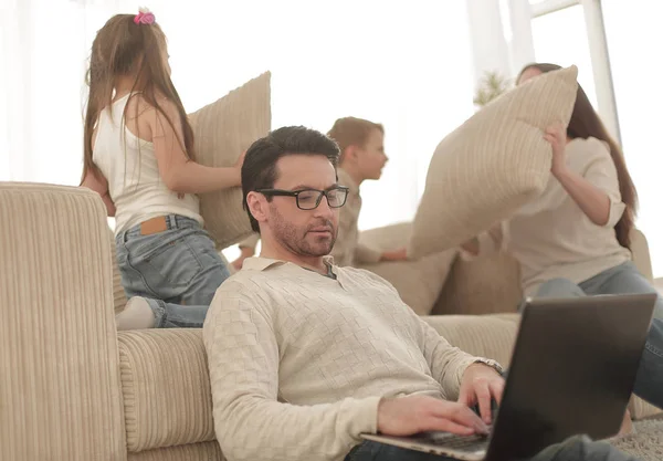 Hombre moderno trabajar en un ordenador portátil en su casa — Foto de Stock
