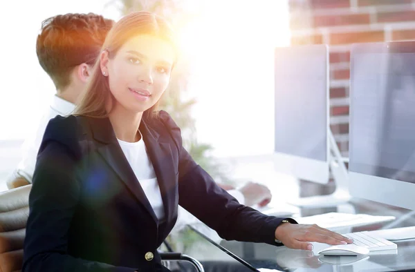 Jeune femme d'affaires assise au bureau — Photo