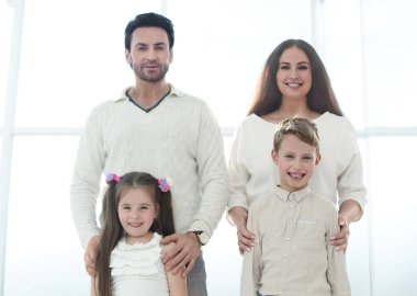 Küçük çocukları olan mutlu bir ailenin portresi.